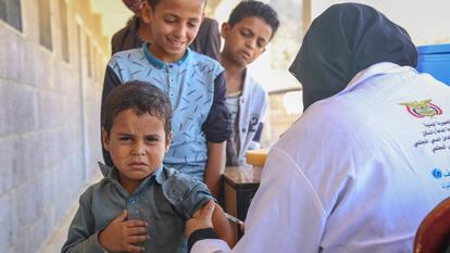 Un niño en una campaña de vacunación, en Yemen.