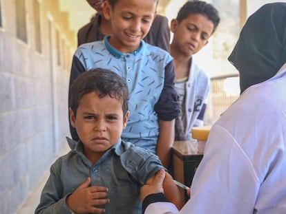 Un niño en una campaña de vacunación, en Yemen.