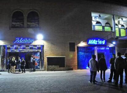 Varios jóvenes, a la puerta del local de Leganés donde el 24 de mayo empezó la pelea que acabó con la muerte de Bruno Sánchez.
/ josé ramón aguirre
Control nocturno de la policía local en una calle de Leganés.