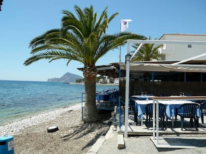 El cranc, Altea (Alicante)

Cocina mediterránea de manual al pie de la blanca playa de la Olla. El chiringuito se llama así debido a los muchos cangrejos que transitaban por allí cuando lo abrieron hace más de 30 años Pepa Bañuls y José Ángel Navarro Barranqui. Entre las especialidades, paellas como la del senyoret o los arroces alicantinos, memorables con sólo dos ingredientes como la alcachofa o el atún.