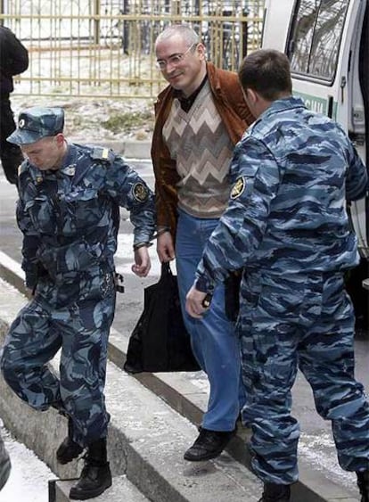 El antiguo magnate ruso Mijail Jodorkovski, ex presidente de la petrolera Yukos, llega escoltado al tribunal de Moscú.