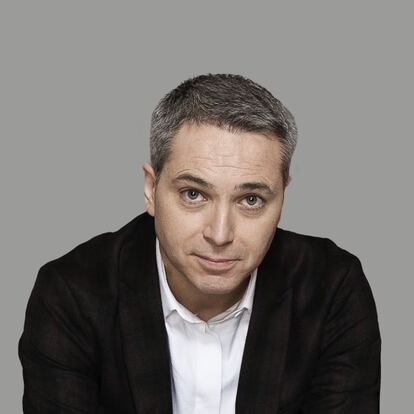 <b><p>Vicente Vallés</b></p><p>No es extraño que dos periodistas de esta lista coincidan en la noticia de su vida cuando se trata del 11-M. En el caso de Vicente Vallés (Madrid, 1963), el estallido le pilló a apenas unos metros de casa. A esa hora estaba preparándose para salir a trabajar cuando las paredes de su edificio temblaron. “Pensé que era una explosión de gas”. Se asomó y pudo ver las caras de pánico de sus vecinos de enfrente. “Entré en casa de uno de ellos, llamé a la televisión y empecé a retransmitir lo que veía”. Nunca había tenido la noticia tan cerca, aunque fuera a su pesar.</p>