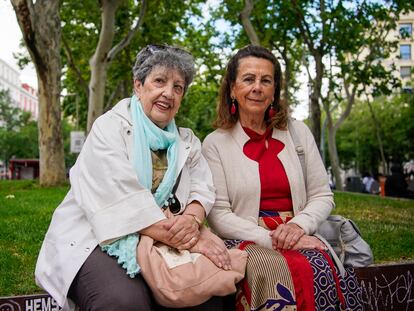 DVD 1218 (19/06/2024) Paloma Alcubilla, izquierda, y Mara Eugenia Gorostiza posan en el centro de Madrid. ANDREA COMAS