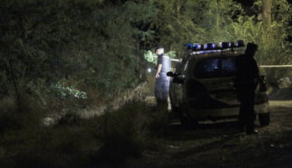 Agentes de la Policía buscan pruebas en el paraje donde apareció el cadáver de un hombre, en Alcalá de Henares.
