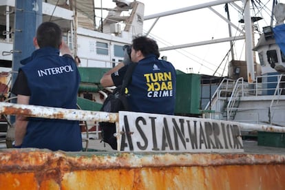 Agentes de Interpol en el buque Asian Warrior (antes Kunlun) en Dakar en una operaci&oacute;n contra la pesca ilegal. 
