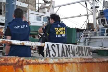 Agentes de Interpol en el buque Asian Warrior (antes Kunlun) en Dakar en una operación contra la pesca ilegal.