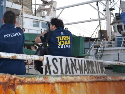 Agentes de Interpol en el buque Asian Warrior (antes Kunlun) en Dakar en una operaci&oacute;n contra la pesca ilegal. 