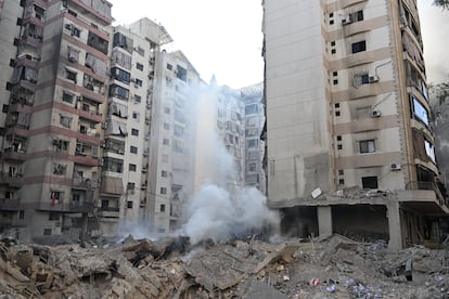 Un edificio del barrio de Dahiye del sur de Beirut, destruido y humeante tras un ataque israelí el viernes por la noche.