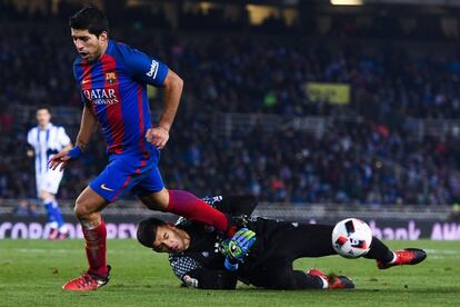El jugador del Barcelona, Luis Suárez, disputa el balón con el portero de la Real Sociedad, Gerónimo Rulli.
