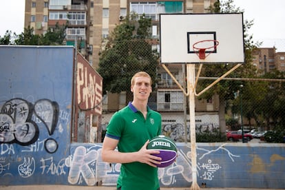 Alberto Díaz, en el barrio de Puerta Blanca, en Málaga.