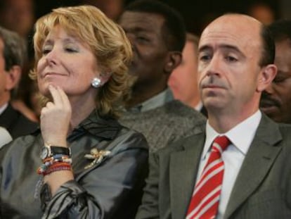 Esperanza Aguirre y Manuel Lamela en un acto electoral en el Gran Hotel Colón de Madrid.