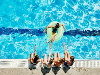 Un grupo de chicas adolescentes en la piscina.