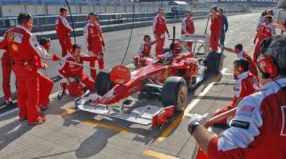 El Ferrari de Fernando Alonso, en una parada para cambiar los neumáticos durante los entrenamientos de ayer en Jerez.