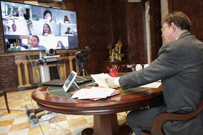 Puig en su reunión por videoconferencia con los portavoces parlamentarios, la vicepresidenta Oltra y la consejera Barceló.