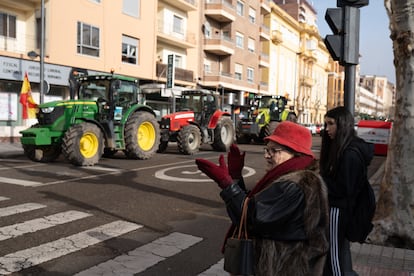 Una mujer aplaude al paso de los tractores que se manifiestan por el centro de Zamora, el 1 de febrero.