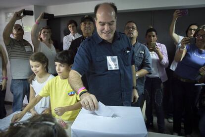 O presidente da Assembleia Nacional da Venezuela, o opositor Julio Borges, vota na consulta popular, em Altamira (Município Chacao), em Caracas (Venezuela).