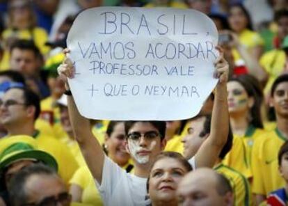 Torcedor protesta no Castelão em jogo do Brasil, em 2014.