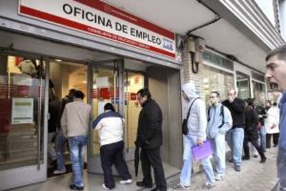 Colas ante la oficina de empleo de la madrileña calle de Santa María de la Cabeza. EFE/Archivo