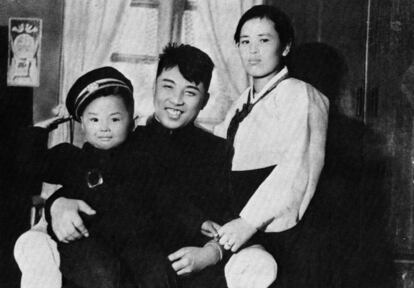 Fotografía sin datar proporcionada por la agencia oficial norcoreana en la que se ve a Kim Jong Il en los regazos de su padre, Kim Il Sung y su madre Kim Jong Suk.