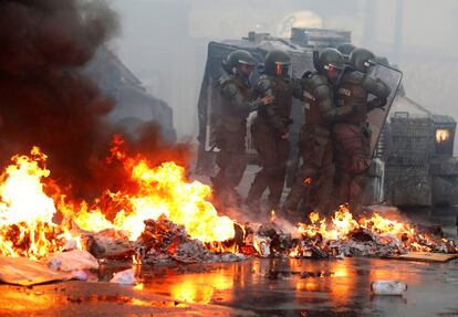 Miembros de las fuerzas de seguridad durante una protesta contra el Gobierno chileno en Valparaíso (Chile).