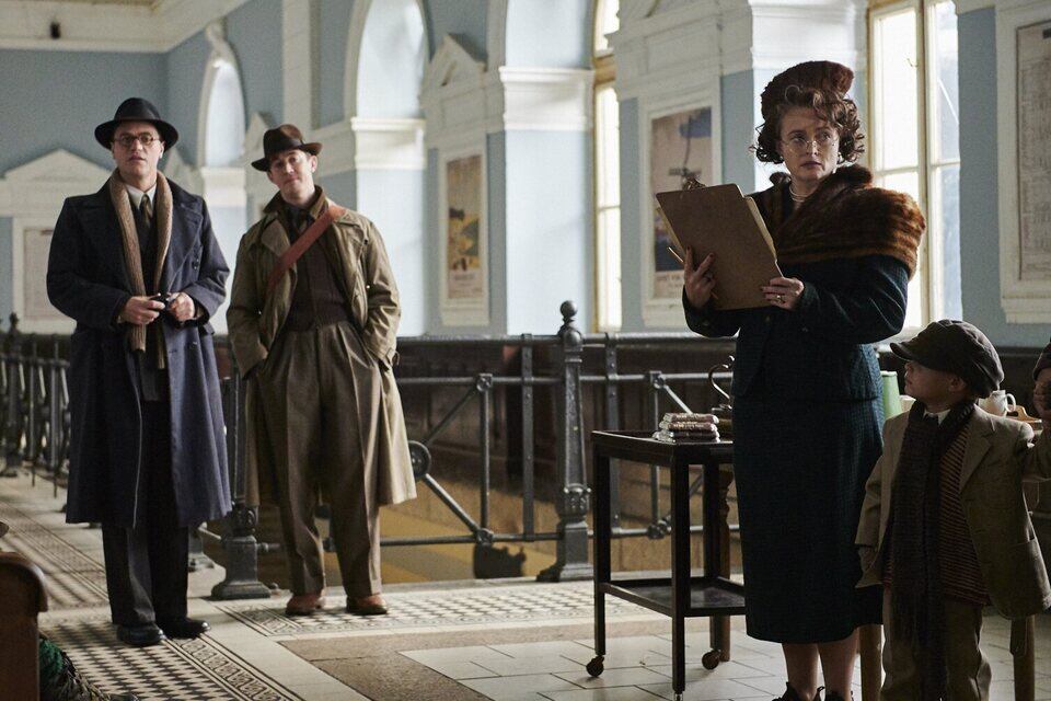 Johnny Flynn y Helena Bonham Carter, en 'Los niños de Winton'.