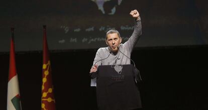 El dirigente de la izquierda abertzale Arnaldo Otegi durante el acto político de celebración por su excarcelación, que salió de prisión el 1 de marzo tras cumplir una pena de seis años y medio de prisión por intentar reconstruir la ilegalizada Batasuna, en San Sebastián, el 5 de marzo de 2016. 