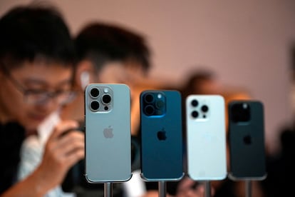 FILE PHOTO: People look at the new iPhone 15 Pro as Apple's new iPhone 15 officially goes on sale across China at an Apple store in Shanghai, China September 22, 2023. REUTERS/Aly Song/File Photo