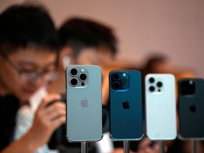 FILE PHOTO: People look at the new iPhone 15 Pro as Apple's new iPhone 15 officially goes on sale across China at an Apple store in Shanghai, China September 22, 2023. REUTERS/Aly Song/File Photo