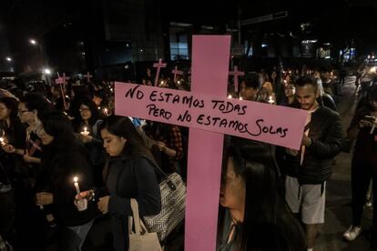 Las madres de mujeres asesinadas y desaparecidas caminan sobre la avenida Juárez con veladoras y cruces.