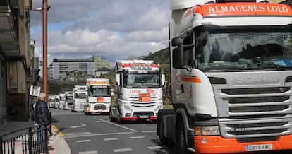 Varios camiones por la Ronda de la Muralla en Galicia.