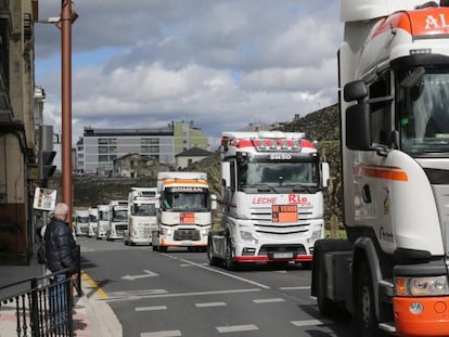 Varios camiones protestan por la Ronda de la Muralla,  en Lugo, Galicia (España). 