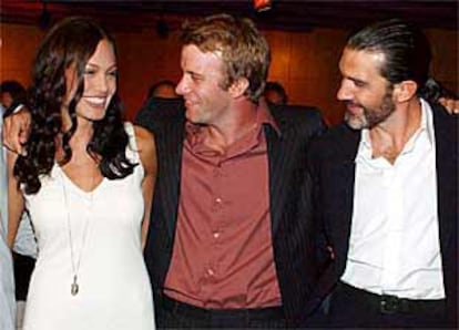 Angelina Jolie, Thomas Jane y Antonio Banderas (con barba), en la presentación del filme <I>Original sin</I>.