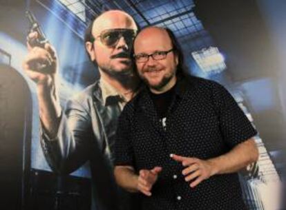 El actor y director de cine Santiago Segura durante la firma de ejemplares de DVDs y Blu-ray de su película "Torrente 4: Lethal crisis", esta tarde en la capital.