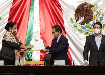 El secretario de Hacienda, Arturo Herrera, entrega el proyecto de presupuesto en la Cámara de Diputados.