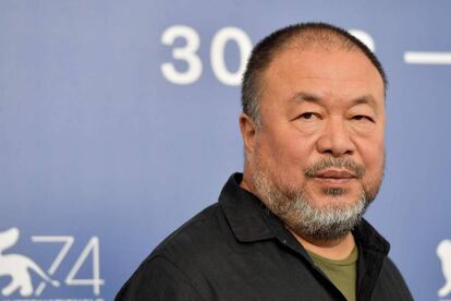 Ai Weiwei posa ante los fot&oacute;grafos en Venecia.