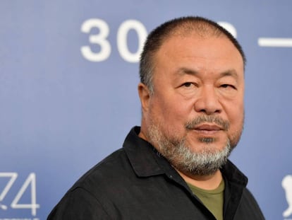 Ai Weiwei posa ante los fot&oacute;grafos en Venecia.