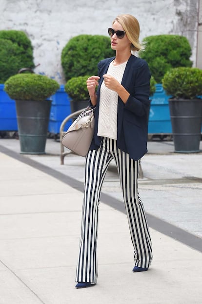 Rosie Huntington-Whiteley paseaba por Nueva York con este conjunto de aires marineros formado por pantalones de rayas verticales, top blanco de punto y blazer.