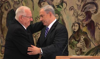 Rivlin, presidente de Israel (izquierda), abraza a Netanyahu el día de su elección en junio