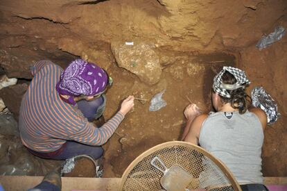 Equip d'investigadores de la UB treballant a la cova del Gegant de Sitges.