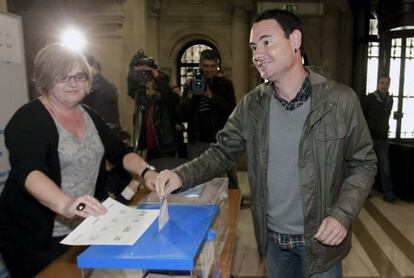 Hasier Arraiz deposita su voto en el Ayuntamiento de San Sebastián.