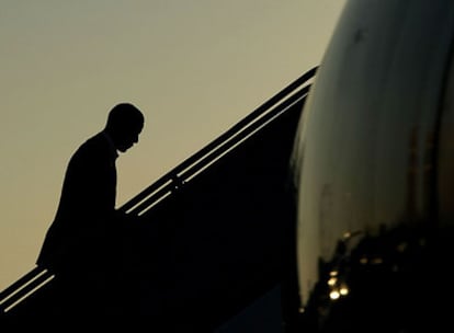 Barack Obama embarca en un avión en Long Beach (California) tras participar en el debate con el pastor evangelista Warren.