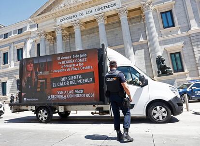 Una camioneta de Hazte Oír circuló este jueves junto al Congreso con mensajes contra Begoña Gómez y Pedro Sánchez.