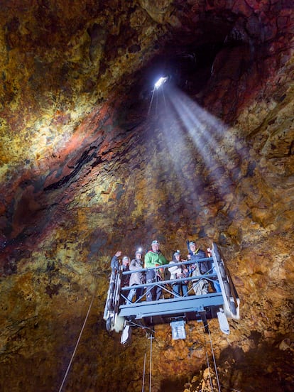 Thrihnukagigur (Islandia). Penetrar en el interior de la Tierra por la boca de un volcán era solo una fantasía novelada por Julio Verne, pero ahora es posible vivir la experiencia en primera persona. El lugar no podía ser otro que Islandia: el volcán Thrihnukagigur, de pronunciación casi imposible para los ajenos a este país del Ártico. Ubicado en las montañas Azules, una de las regiones volcánicas más activas del país, permanece dormido desde hace 4.000 años. Como no muestra indicios de volver a despertar, se puede visitar aprovechando que la lava no rellenó la parte más superficial del volcán. Una plataforma elevadora desciende a los perplejos visitantes 120 metros desde la boca del cráter, donde lavas de vistosos colores acompañan sus pasos por unas galerías que parecen sacadas de 'Viaje al centro de la Tierra'.