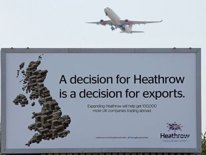 Un avi&oacute;n despega en el aeropuerto londinense de Heathrow. En primer t&eacute;rmino, un cartel publicitario en defensa de la ampliaci&oacute;n.