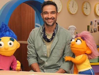 El actor mexicano Poncho Herrera, Beta y Mario, protagonistas de Aprendemos Juntos 2030 Kids.