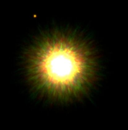 La estrella y el planeta que forman el sistema 1RXS 1609, fotografiados en 2008.