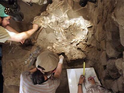 Operarios de las excavaciones de Teotihuacán limpian restos el pasado 15 de noviembre.