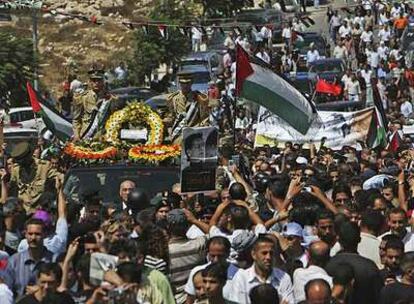 Cortejo fúnebre por Mahmud Darwish en Ramala.