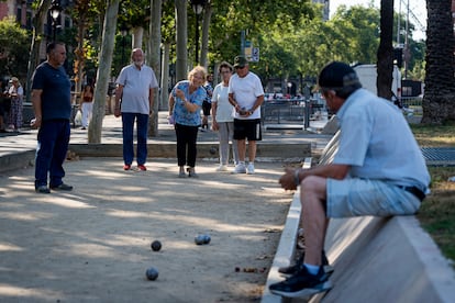 Personas mayores juegan a la petanca en Barcelona
