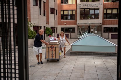 Concha Larena y su marido Victor Garcia recogiendo las cosas de Pilar Larena durante brote de coronavirus